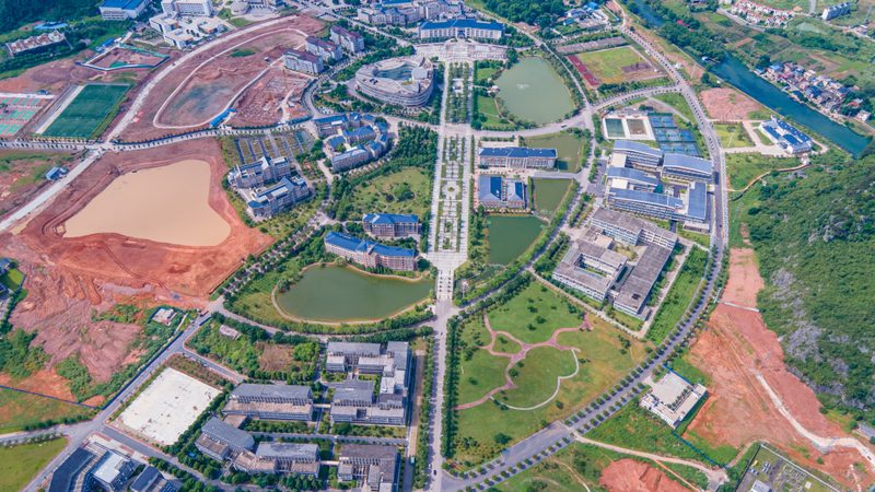 元器件型号通常由字母、数字和符号组成，其构成要素包括：
